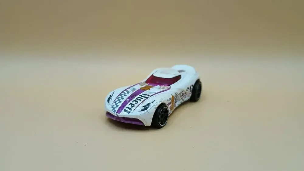 2014 HOT WHEELS-1/64 Diecast White BDD03 Queen Racing Car-Malaysia